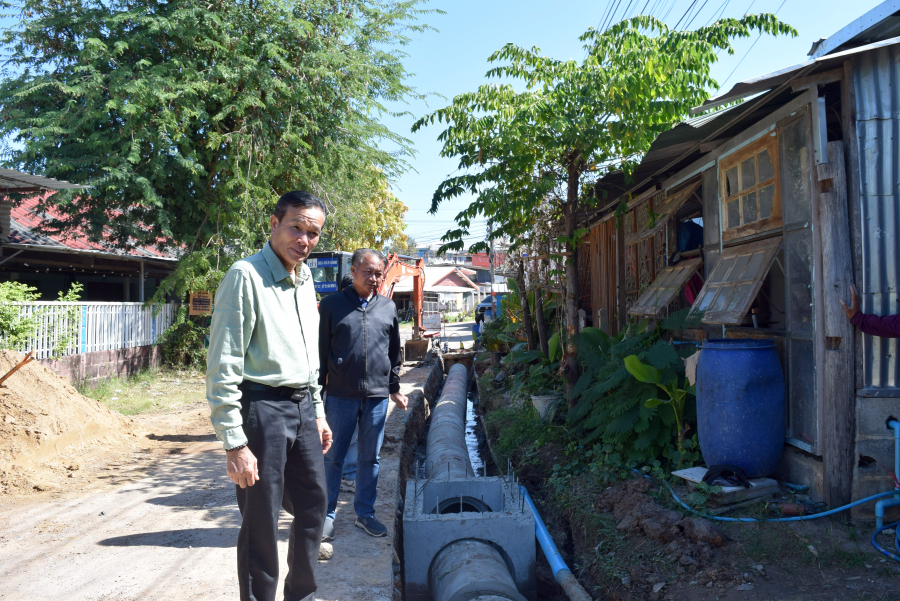 ลงพื้นที่ตรวจสอบความเรียบร้อยการดำเนินการวางท่อระบายน้ำคอนกรีตเสริมเหล็ก สายทางถนนทางหลวงหมายเลข 24 ไปศาลากลางบ้าน ช่วงที่ 2 หมู่ที่ 9 บ้านน้อยเจริญ ตำบลธาตุ อำเภอวารินชำราบ จังหวัดอุบลราชธานี