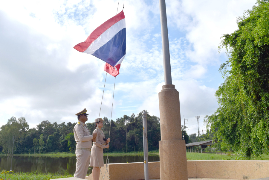 กิจกรรมเคารพธงชาติ เวลา 08.00 น. บริเวณเสาธงหน้าสำนักงานเทศบาลตำบลธาตุ