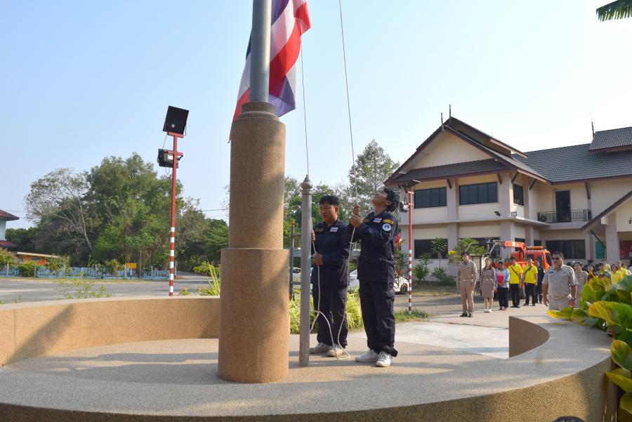 กิจกรรมเคารพธงชาติ เวลา 08.00 น. บริเวณเสาธงหน้าสำนักงานเทศบาลตำบลธาตุ