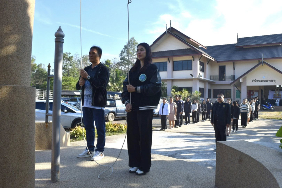 กิจกรรมเคารพธงชาติ เวลา 08.00 น. บริเวณเสาธงหน้าสำนักงานเทศบาลตำบลธาตุ