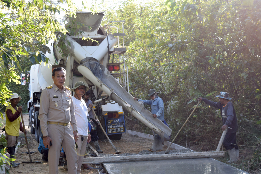 ลงพื้นที่ตรวจสอบความเรียบร้อยการดำเนินการก่อสร้างถนนคอนกรีตเสริมเหล็ก ซอยเฉลิมพระเกียรติ ร.4 หมู่ที่ 8  บ้านดอนกลางใต้ ตำบลธาตุ อำเภอวารินชำราบ จังหวัดอุบลราชธานี