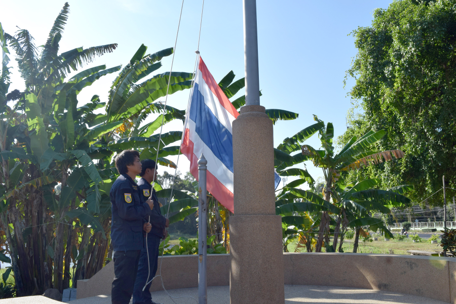 กิจกรรมเคารพธงชาติ เวลา 08.00 น. บริเวณเสาธงหน้าสำนักงานเทศบาลตำบลธาตุ