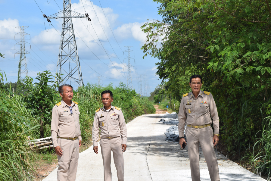 ลงพื้นที่ตรวจสอบความเรียบร้อยการดำเนินการก่อสร้างถนนเส้น คริสตจักร หมู่ที่ 9 บ้านน้อยเจริญ  และถนนเส้นใต้สายไฟ หมู่ 10 บ้านโนนสมบูรณ์ ตำบลธาตุ อำเภอวารินชำราบ จังหวัดอุบลราชธานี