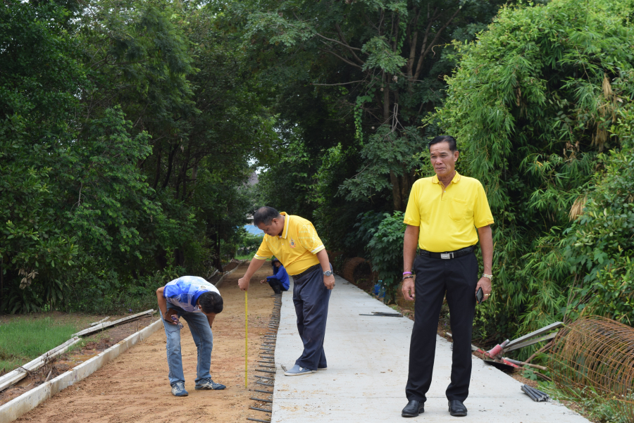 ตรวจงานโครงการก่อสร้างถนนคอนกรีตเสริมเหล็ก (คสล.) ซอยหลัง รพ.สต.บัววัด หมู่ที่ 9 บ้านน้อยเจริญ ตำบลธาตุ อำเภอวารินชำราบ  จังหวัดอุบลราชธานี