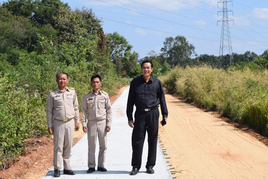 ลงพื้นที่ตรวจสอบความเรียบร้อยการดำเนินการก่อสร้างถนนคอนกรีตเสริมเหล็ก ซอยกำจัดอุทิศ  หมู่ที่ 10  บ้านโนนสมบูรณ์  ตำบลธาตุ เชื่อม บ้านรวมพลัง หมู่ที่ 10 ตำบลคำขวาง อำเภอวารินชำราบ จังหวัดอุบลราชธานี