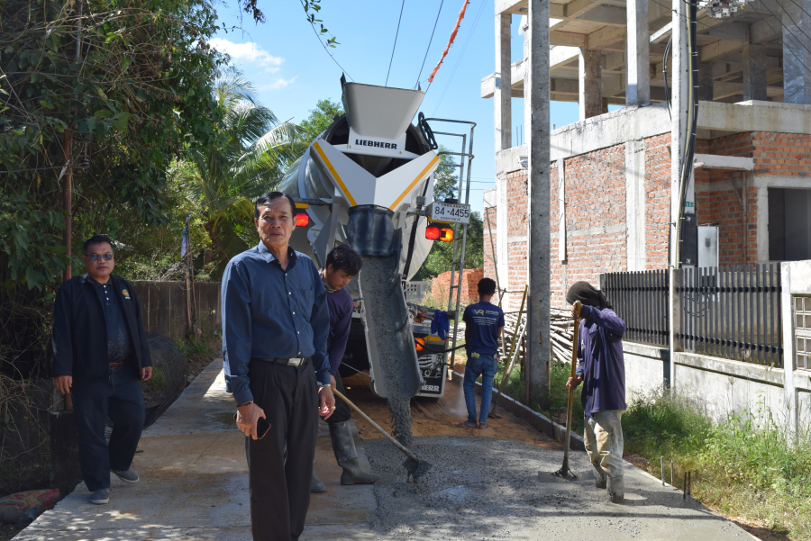 ลงพื้นที่ตรวจสอบความเรียบร้อยการดำเนินการก่อสร้างถนนคอนกรีตเสริมเหล็ก ซอยหนองตาโกด 2 หมู่ที่ 4  บ้านบัว ตำบลธาตุ อำเภอวารินชำราบ จังหวัดอุบลราชธานี