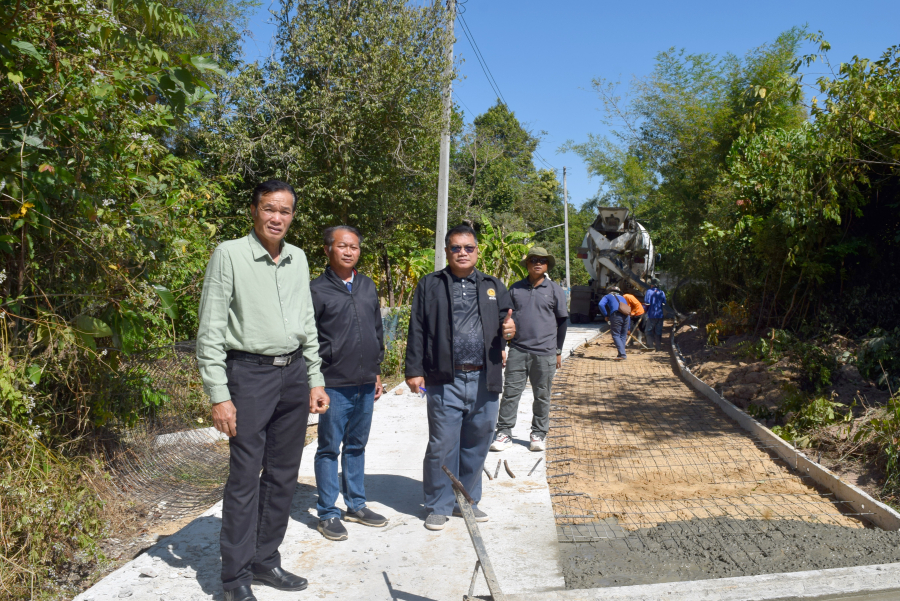 ลงพื้นที่ตรวจสอบความเรียบร้อยการดำเนินการก่อสร้างถนนคอนกรีตเสริมเหล็ก ซอยเฉลิมพระเกียรติ ร.4 หมู่ที่ 8  บ้านดอนกลางใต้ ตำบลธาตุ อำเภอวารินชำราบ จังหวัดอุบลราชธานี