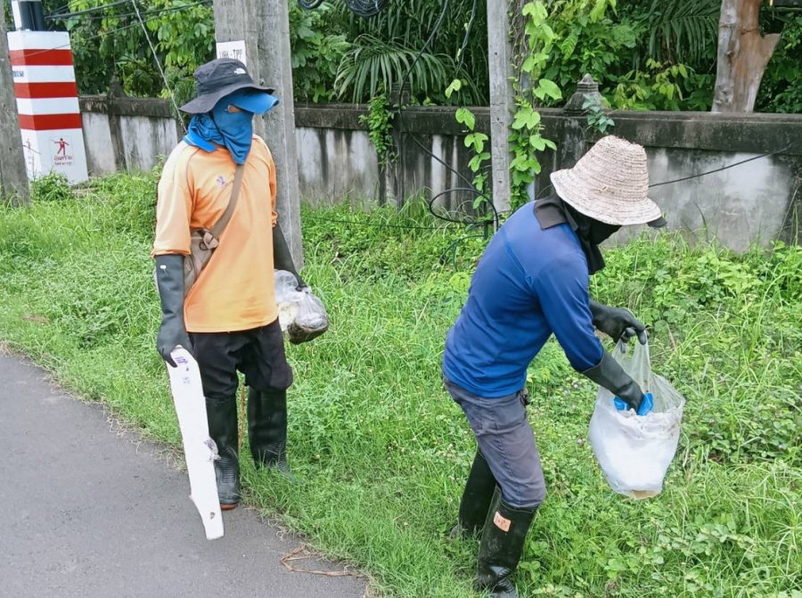 เก็บขยะสองข้างทางหลวงหมายเลข 24 ในเขตพื้นที่เทศบาลตำบลธาตุ